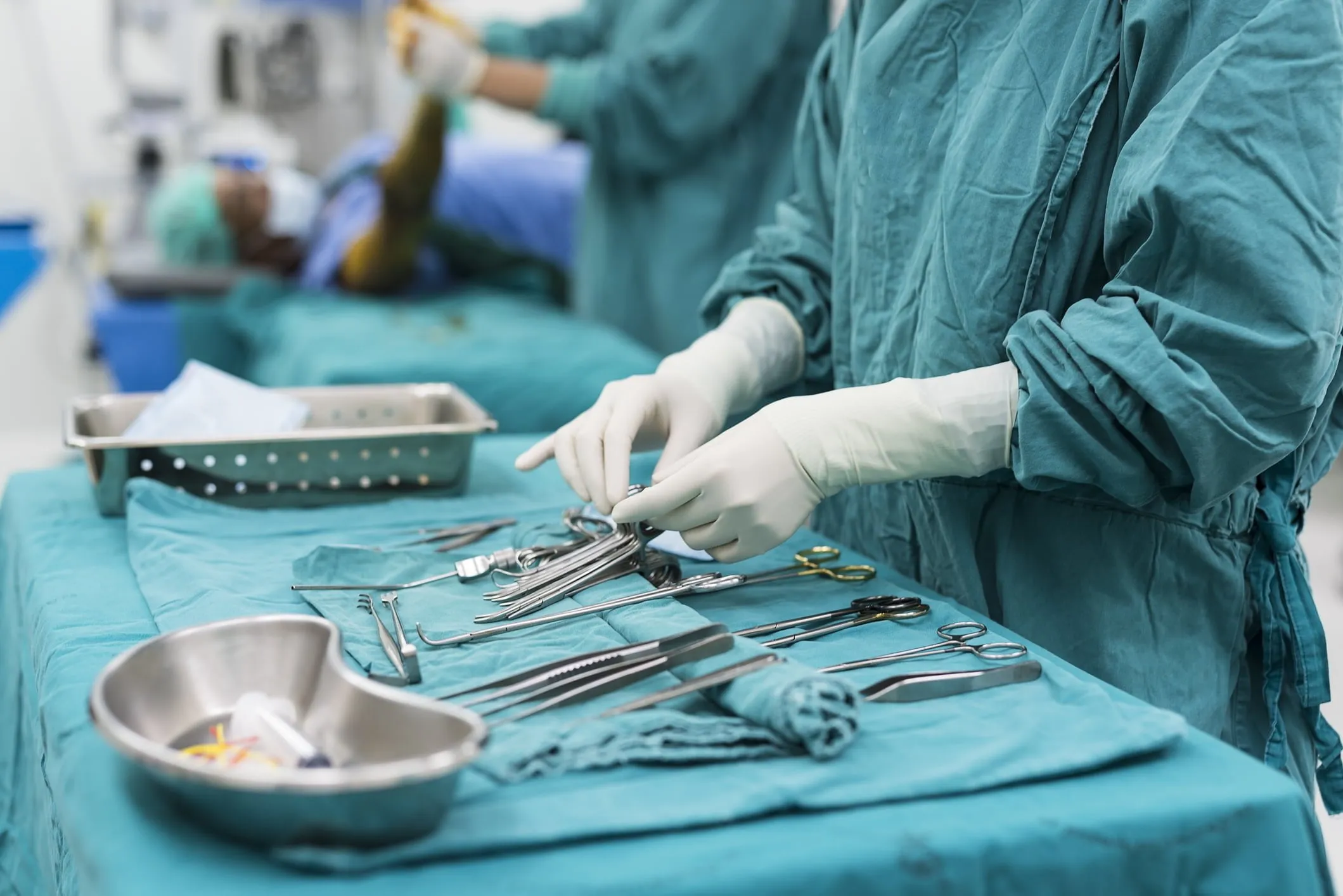 Close-up view of a surgeon inspecting surgical tools lying on a flat surface. If you’ve been injured by a defective medical device such as faulty surgical instruments, our dangerous medical device attorneys can help you pursue justice. 