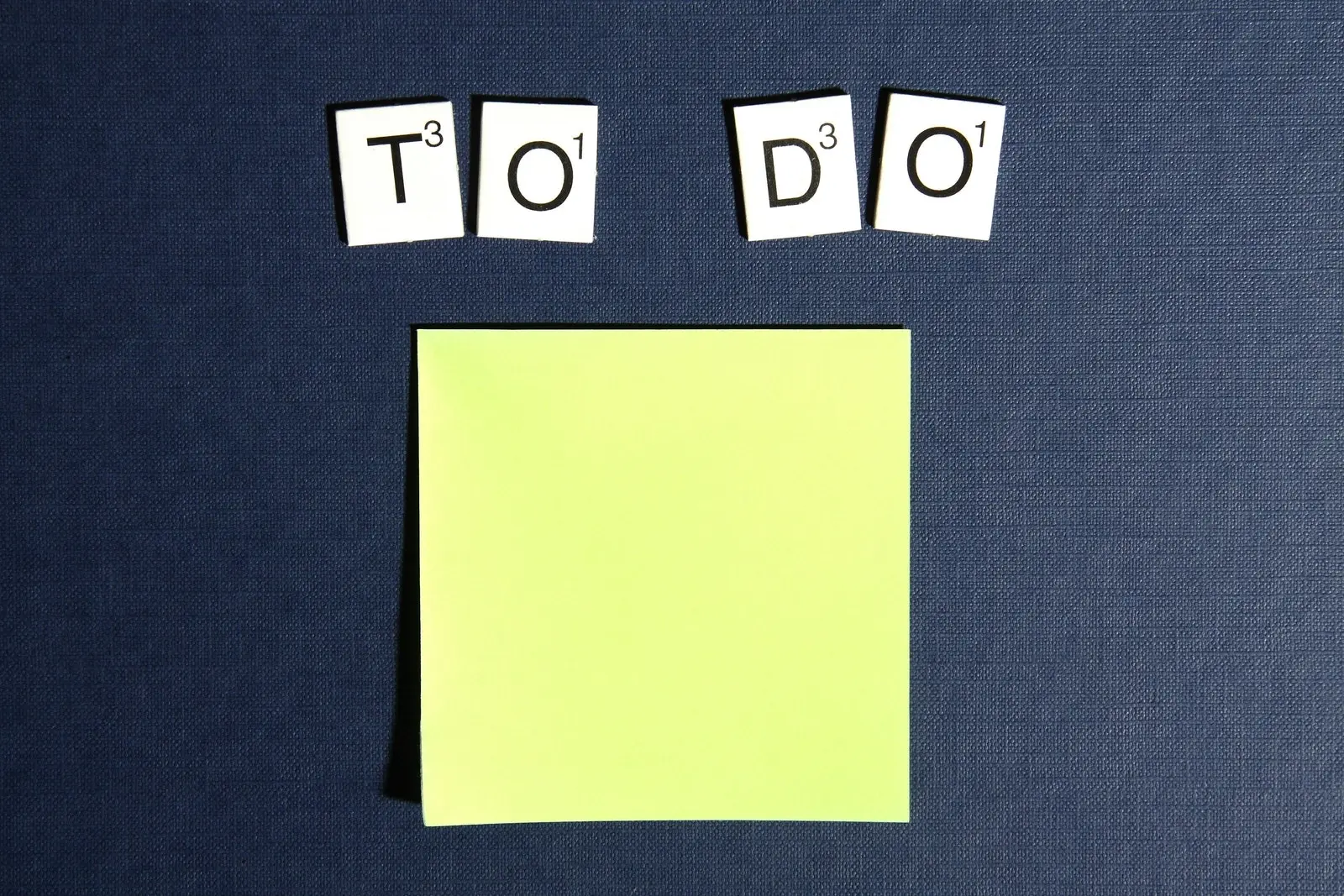 An empty post-it note with the words "to do" above. 